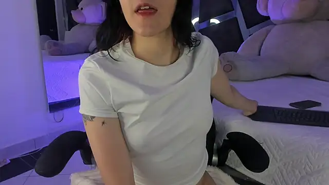 ElaRabbit online show from April 26, 2026, 8:06 pm