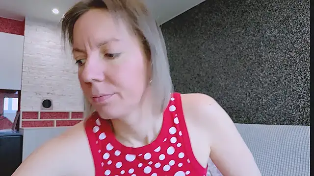 Amanda Luxe online show from March 5, 2026, 3:13 am