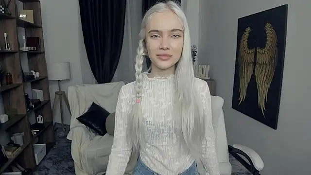 KristalCrowner online show from February 12, 2026, 7:09 pm