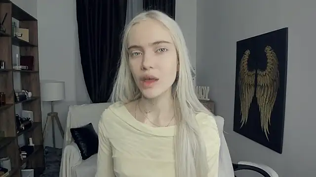 KristalCrowner online show from February 21, 2026, 7:37 pm