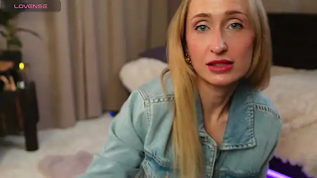 Emely Moon online show from April 25, 2026, 6:38 pm