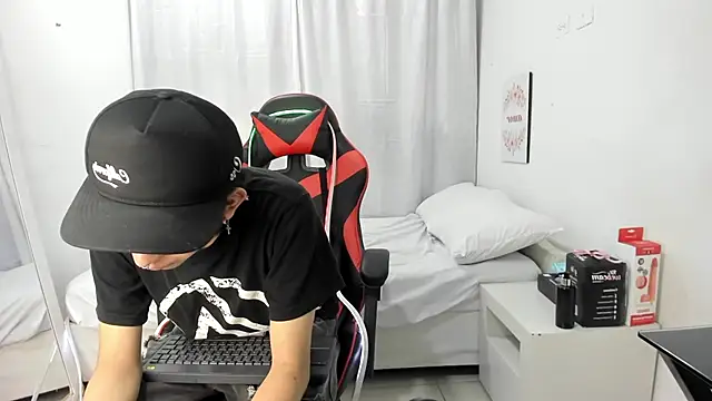 julian xx online show from March 9, 2026, 7:07 pm