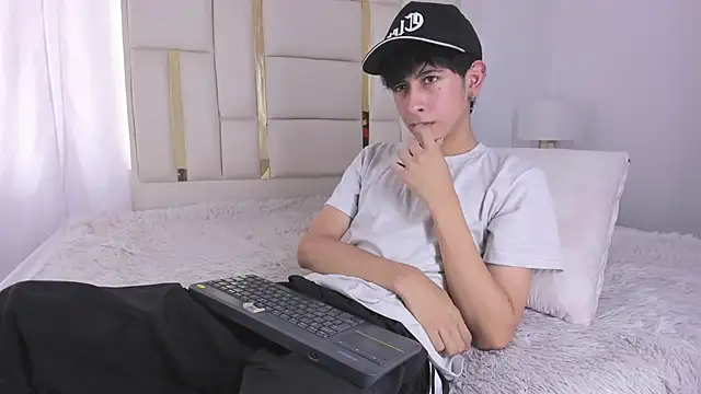 julian xx online show from July 18, 2026, 7:39 pm