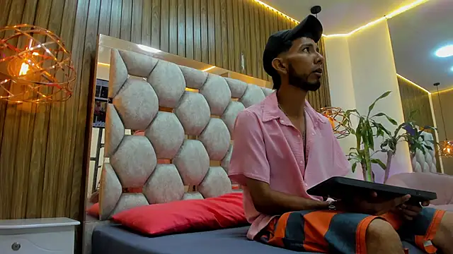 Snapshot of james__walsh chatting on February 1, 2026, 7:56 pm james walsh online show from February 1, 2026, 7:56 pm