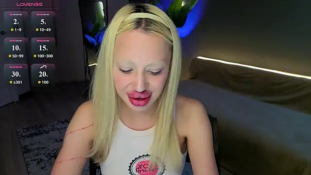 Luna Beverly online show from June 25, 2026, 8:35 pm