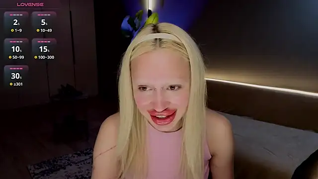 Luna Beverly online show from July 28, 2026, 8:52 pm