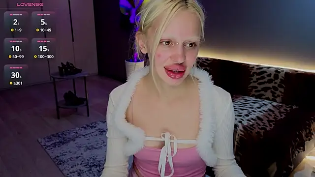 Luna Beverly online show from July 29, 2026, 8:51 pm