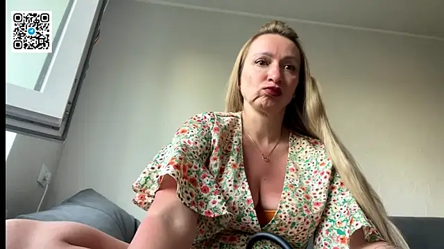 Snapshot of Lapussia_ chatting on June 23, 2026, 4:49 pm Lapussia online show from June 23, 2026, 4:49 pm