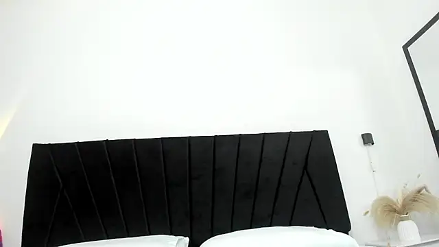 AnayPorter online show from February 11, 2026, 11:43 pm