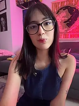 HinaSweet online show from May 18, 2026, 1:02 am