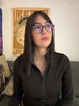 HinaSweet online show from June 12, 2026, 1:04 am