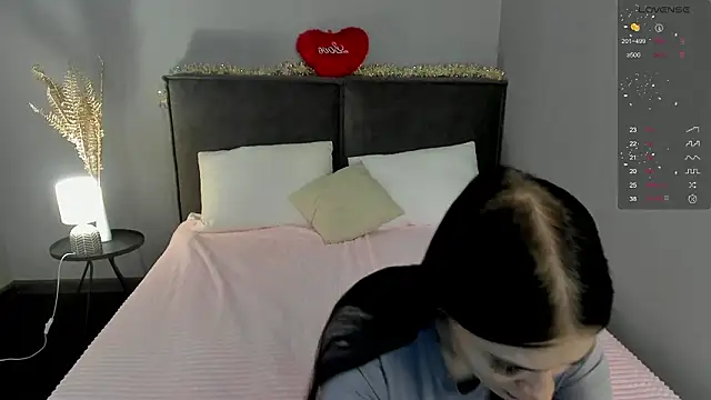 SkinyJoys online show from March 7, 2026, 1:57 am