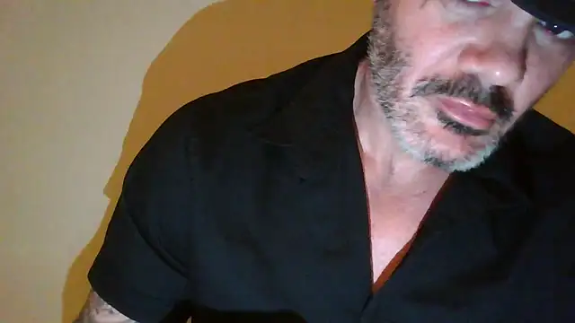 Snapshot of Yvar38 chatting on February 8, 2026, 9:51 pm Yvar38 online show from February 8, 2026, 9:51 pm
