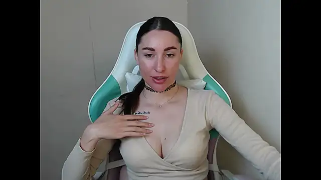Snapshot of cammila_horn chatting on April 23, 2026, 5:30 am cammila horn online show from April 23, 2026, 5:30 am