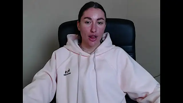 Snapshot of cammila_horn chatting on April 30, 2026, 6:42 am cammila horn online show from April 30, 2026, 6:42 am