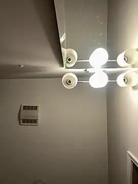 xouniq online show from March 4, 2026, 1:44 am