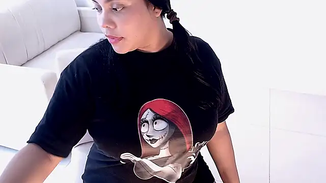 isabelateran online show from July 27, 2026, 7:10 pm