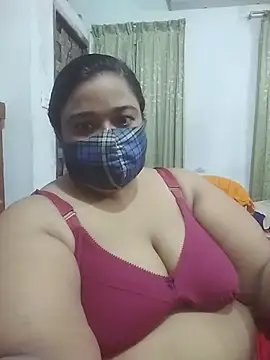 Snapshot of momo_loves chatting on August 1, 2026, 6:23 am momo loves online show from August 1, 2026, 6:23 am