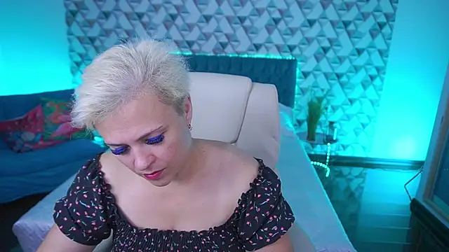 Snapshot of CrystalVibe chatting on June 13, 2026, 5:27 am CrystalVibe online show from June 13, 2026, 5:27 am