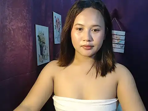 Snapshot of creamycarra chatting on June 19, 2026, 9:35 am creamycarra online show from June 19, 2026, 9:35 am