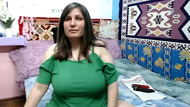 Adelinemilf online show from April 19, 2026, 5:01 pm