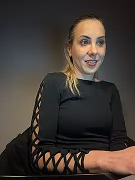 ElenaWhitmore online show from February 4, 2026, 9:31 pm