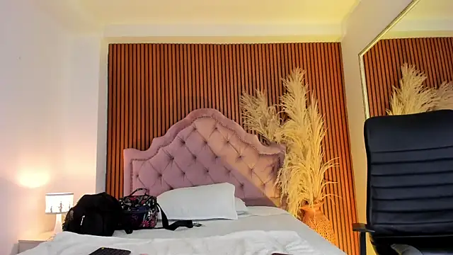 Violett hott  online show from April 26, 2026, 12:58 pm