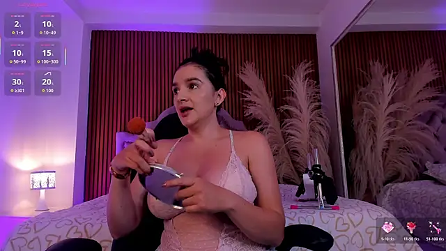 Snapshot of Violett_hott_ chatting on July 23, 2026, 12:14 pm Violett hott online show from July 23, 2026, 12:14 pm