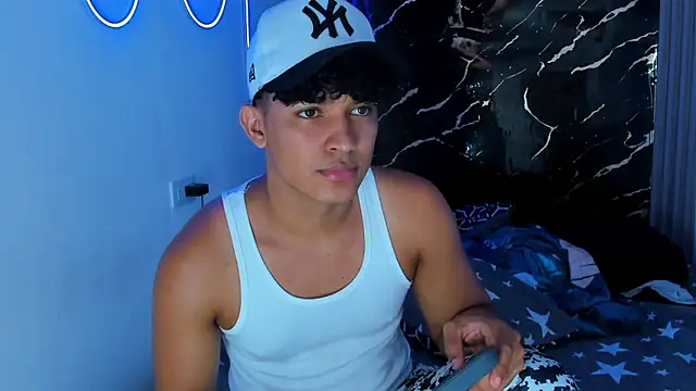 Snapshot of jamescurly00 chatting on January 6, 2026, 10:01 pm jamescurly00 online show from January 6, 2026, 10:01 pm