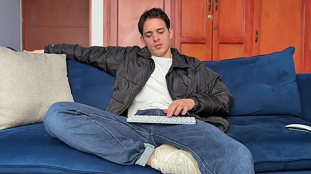 Snapshot of Enzho_liam chatting on March 27, 2026, 4:51 pm Enzho liam online show from March 27, 2026, 4:51 pm