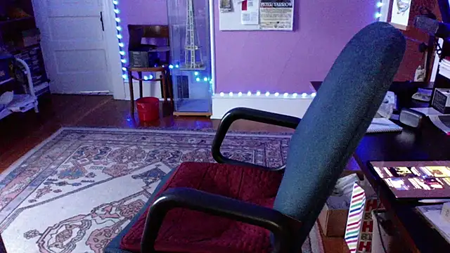 LickYourYoni online show from May 4, 2026, 1:40 pm
