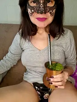Snapshot of larizinha2026 chatting on July 28, 2026, 5:45 pm larizinha2026 online show from July 28, 2026, 5:45 pm