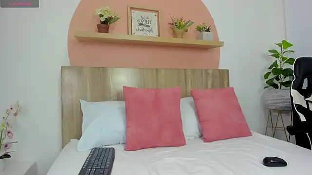 charlote smit  online show from January 10, 2026, 7:04 pm