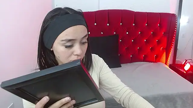 Snapshot of sofiaspring chatting on June 17, 2026, 3:46 pm sofiaspring online show from June 17, 2026, 3:46 pm