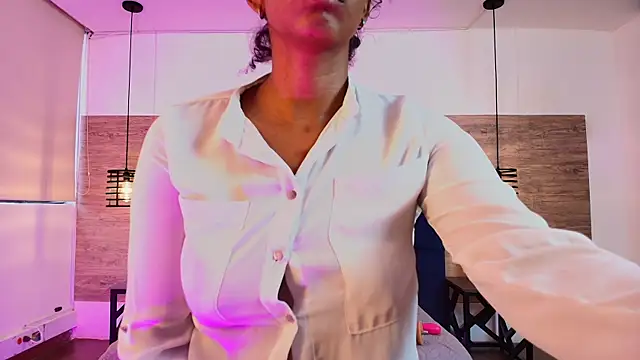 Ellie-Alves online show from June 18, 2026, 5:06 pm