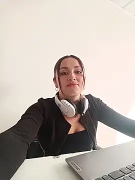 Snapshot of Alejandra_N chatting on June 10, 2026, 1:21 pm Alejandra N online show from June 10, 2026, 1:21 pm