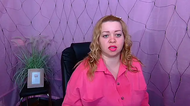 Snapshot of OliviaVerr chatting on February 8, 2026, 1:14 pm OliviaVerr online show from February 8, 2026, 1:14 pm