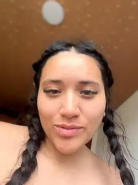 Snapshot of Veronica_Wins_ chatting on July 1, 2026, 2:29 pm Veronica Wins online show from July 1, 2026, 2:29 pm