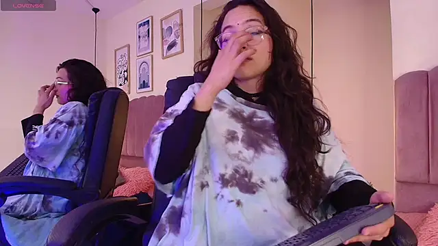 Snapshot of Hanabie_ chatting on February 6, 2026, 3:33 am Hanabie online show from February 6, 2026, 3:33 am