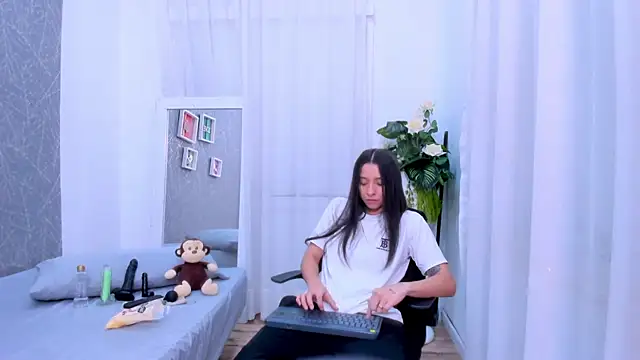 ViictoriiaSaenz online show from February 5, 2026, 4:06 am