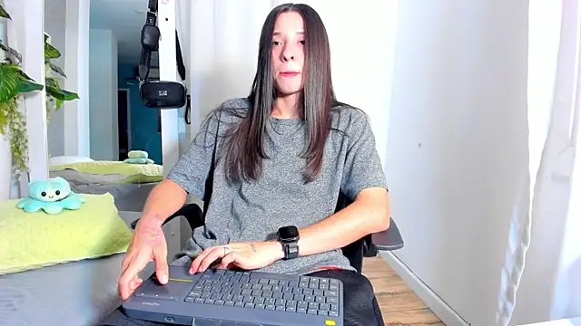 ViictoriiaSaenz online show from April 28, 2026, 5:12 am