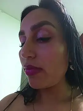 Snapshot of LunaRouuse_ chatting on July 4, 2026, 8:59 pm LunaRouuse online show from July 4, 2026, 8:59 pm