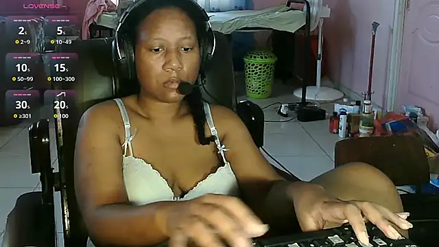 Snapshot of Eirondra_valeen chatting on May 27, 2026, 11:07 am Eirondra valeen online show from May 27, 2026, 11:07 am