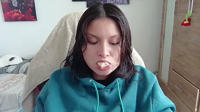yessica gomez01 online show from May 18, 2026, 9:42 pm