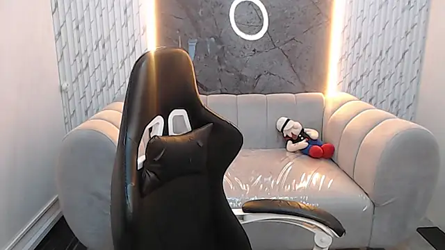 Clhoe b online show from January 16, 2026, 7:51 pm