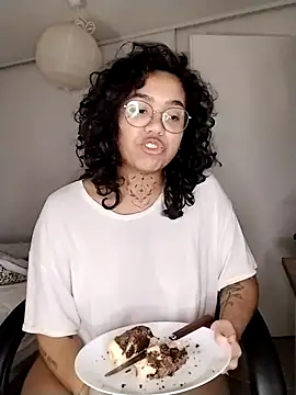 Snapshot of therealsun8 chatting on February 5, 2026, 5:45 am therealsun8 online show from February 5, 2026, 5:45 am