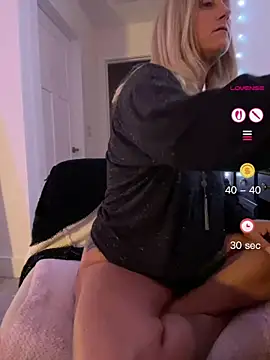 FoxyMillie online show from June 17, 2026, 12:57 am