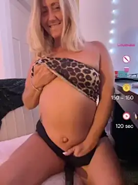 FoxyMillie online show from June 18, 2026, 4:02 am