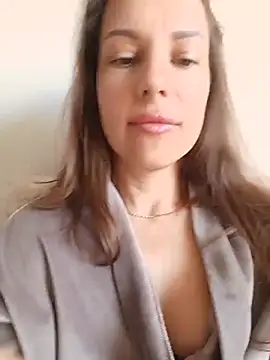 Snapshot of She-Moon chatting on June 27, 2026, 6:40 am She-Moon online show from June 27, 2026, 6:40 am