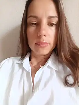 Snapshot of She-Moon chatting on July 4, 2026, 5:46 am She-Moon online show from July 4, 2026, 5:46 am